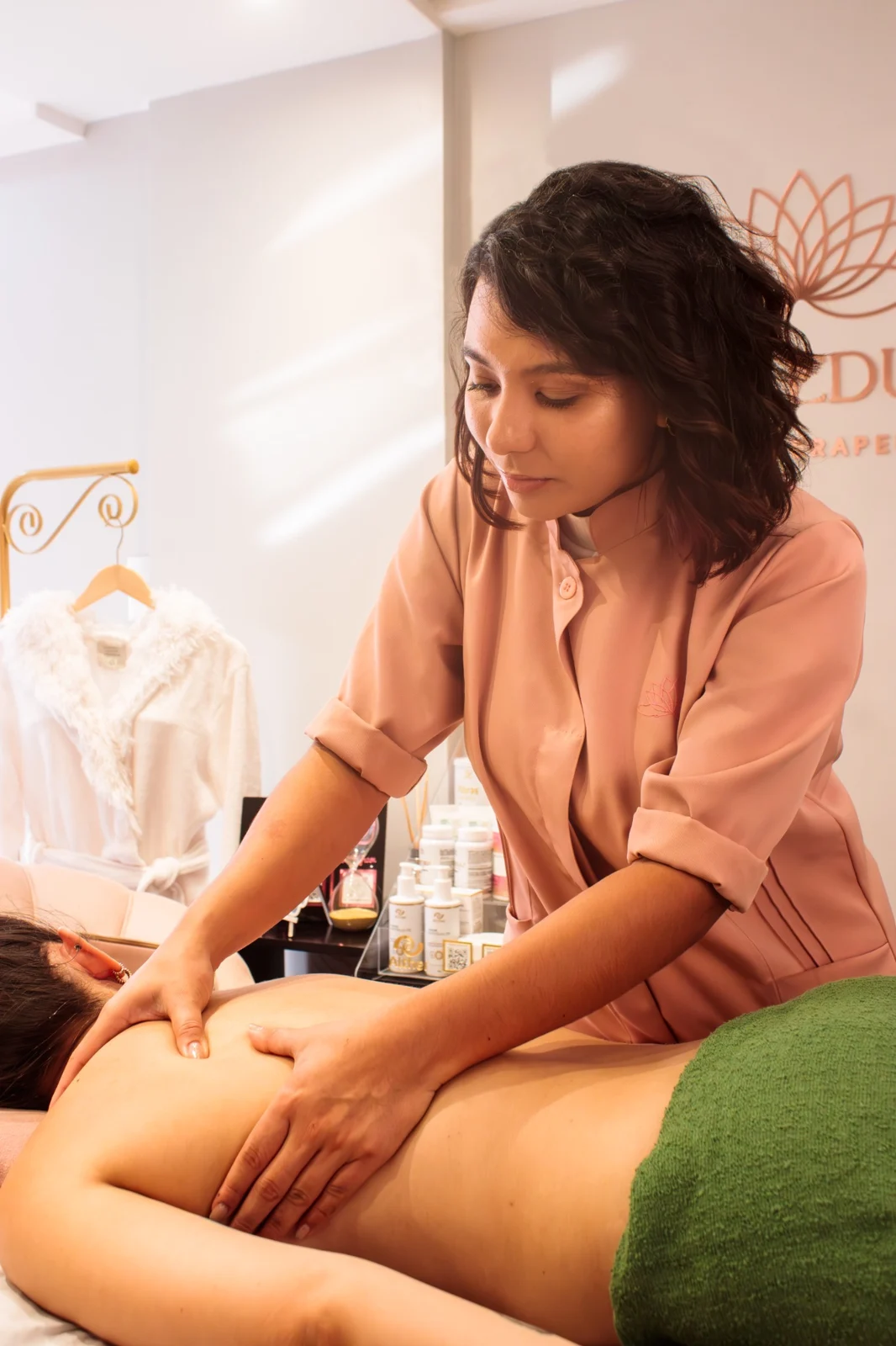 Técnica manual aplicada durante uma sessão de massoterapia
