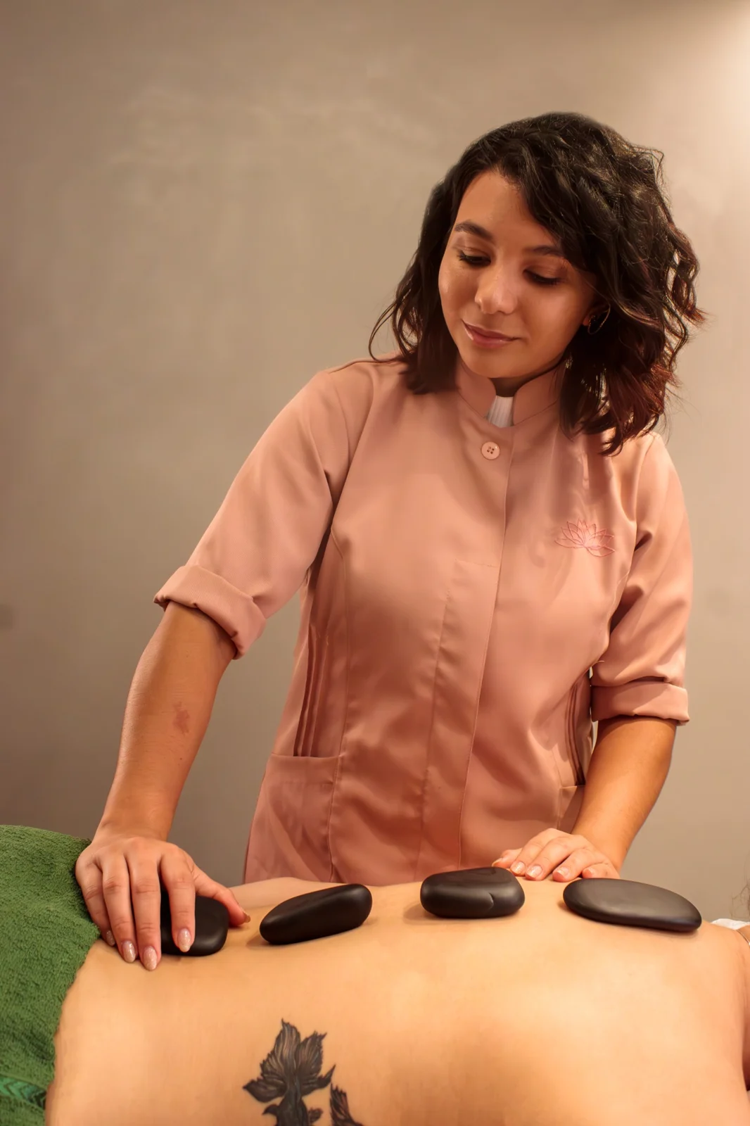 Atendimento de massoterapia com pedras quentes